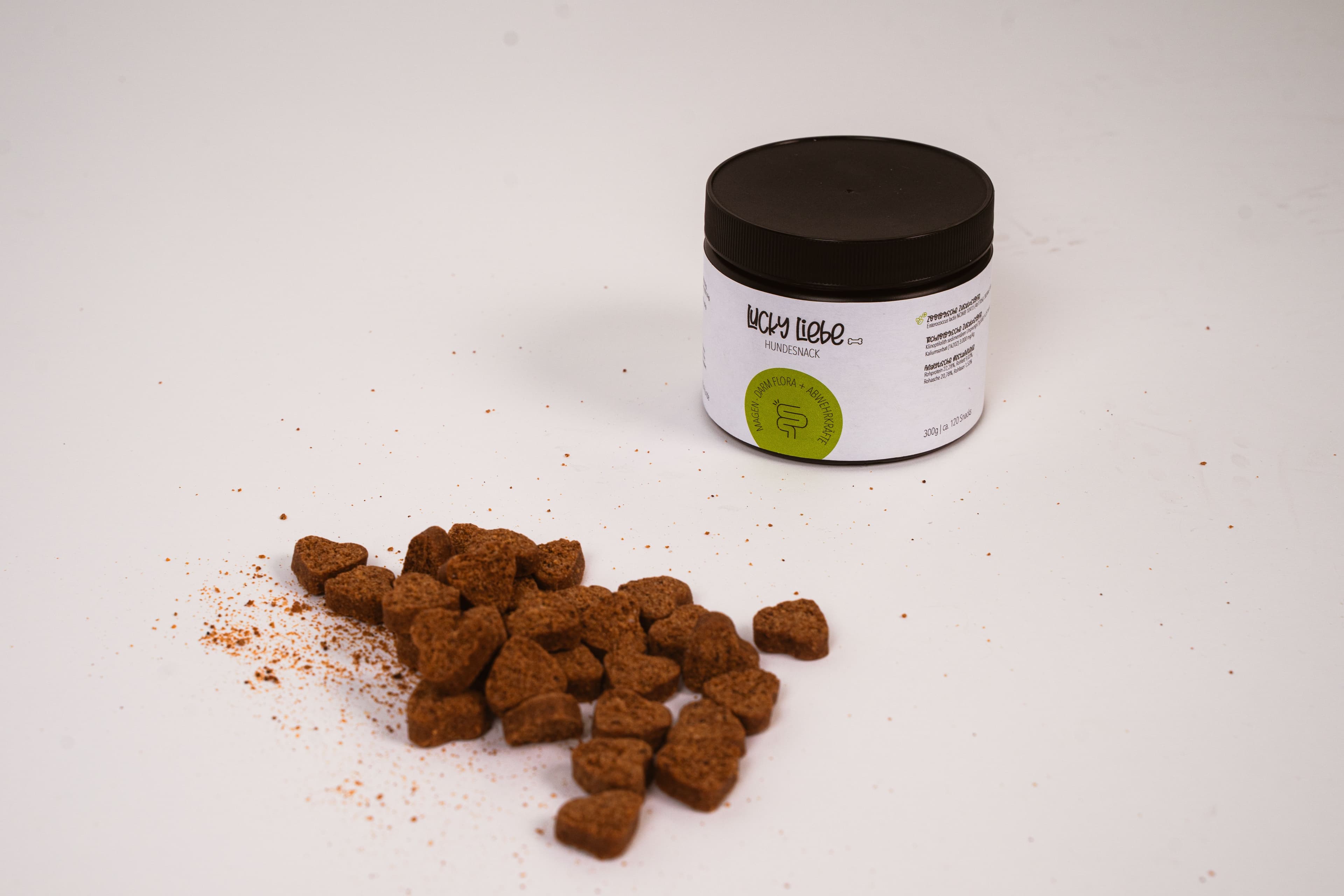 Lucky Liebe Hundesnack und Spray Produkte auf weißem Stoff